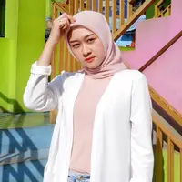 Pada foto ini, Ellen memakai hijab berwarna pink dipadukan dengan baju yang berwarna seragam dan outer berwarna putih. Ellen mulai dikenal publik sebagai anggota Cherrybelle pada tahun 2015-2016. (Liputan6.com/IG/@ellennitaa)