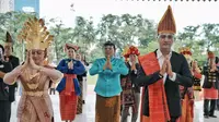 Seluruh staf Dinas Pariwisata Kota Medan ramai mengenakan pakaian adat dari berbagai etnis dalam rangka apel perdana, Senin (4/1/2021).
