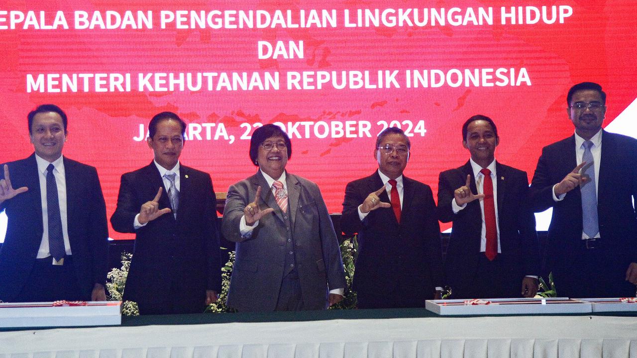 FOTO: Momen Siti Nurbaya Serahkan Estafet Kepemimpinan ke Menteri Lingkungan Hidup dan Menteri Kehutanan Prabowo-Gibran