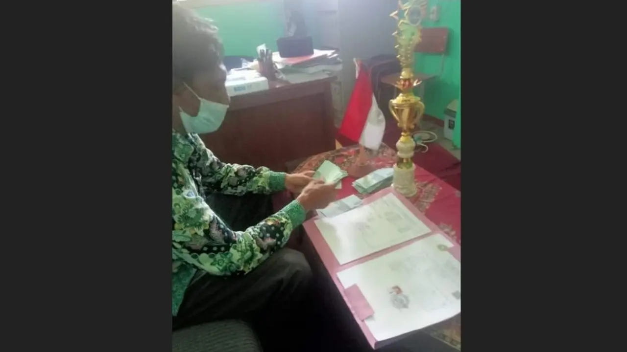 Siswa SMP yang ijazahnya ditahan akhirnya bisa sekolah lagi. (Dian Kurniawan/Liputan6.com)