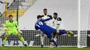 Gelandang Chelsea, Mason Mount melepaskan tendangan ke gawang Fulham yang berbuah gol dalam laga lanjutan Liga Inggris 2020/21 pekan ke-18 di Craven Cottage, Sabtu (16/1/2021). Chelsea menang 1-0 atas Fulham. (AFP/Mike Hewitt/Pool)