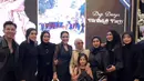 Fairuz A Rafiq tampil sederhana namun tetap mewah dengan dress panjang dan hijab serba hitam. Anting rumbai silver yang ia kenakan menjadi aksesori utama, memberikan sentuhan berkelas pada keseluruhan tampilannya. [@drgdevya].