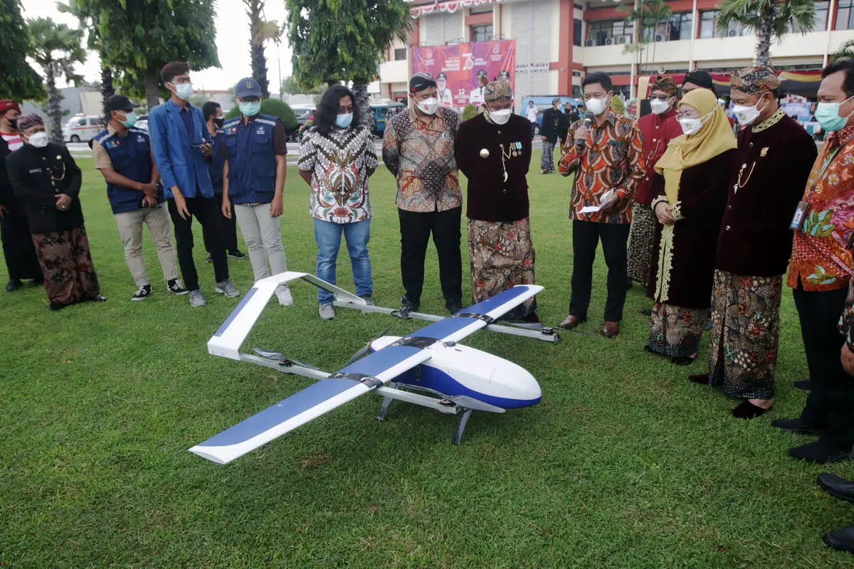 Uji coba penerbangan drone Beehive Drones untuk logistik medis