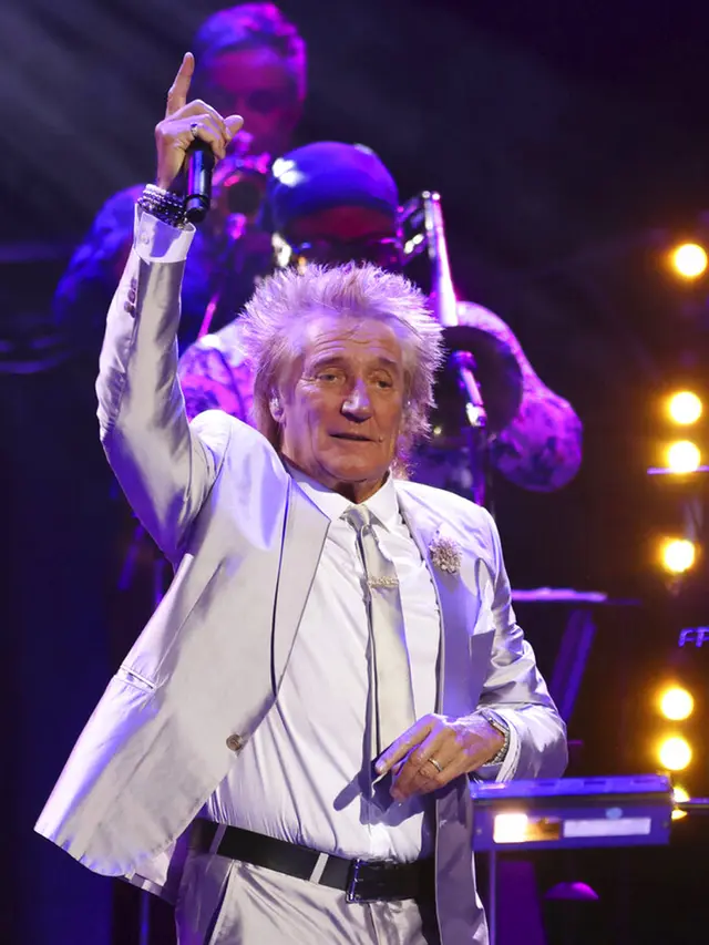 FOTO: Aksi Panggung Rod Stewart di Konser Amal Pedui Kanker Prostat