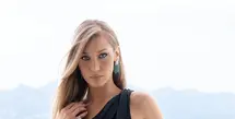 Sebagai duta Chopard, supermodel Bella Hadid mencuri perhatian dengan sepasang anting dari emas putih etis 18 karat, bertatahkan dua zamrud potongan emerald seberat total 118,68 karat. Anting tersebut semakin berkilau dengan hiasan berlian potongan pir dan brilliant dari koleksi Red Carpet Collection. Ia juga melengkapi penampilannya dengan dua cincin berlian dari lini Haute Joaillerie. [Dok/Chopard].