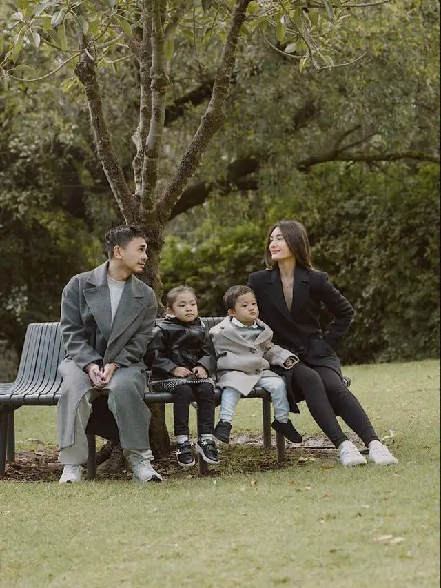 Liburan Raditya Dika dan Keluarga di Australia