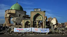 Masjid Agung al-Nuri dan sisa-sisa menara miring "Al-Hadba" yang dilanda perang di Kota Tua Mosul, 16 Desember 2018. Pemerintah Irak memulai pembangunan kembali masjid Abad ke-11 tersebut yang hancur dalam pertempuran  dengan ISIS. (Zaid AL-OBEIDI/AFP)