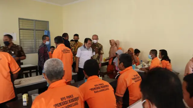 Bupati Banjarnegara, Budhi Sarwono beramah tamah dengan penghuni panti sosial usai makan bersama. (Foto: Liputan6.com/Humas Pemkab Banjarnegara)