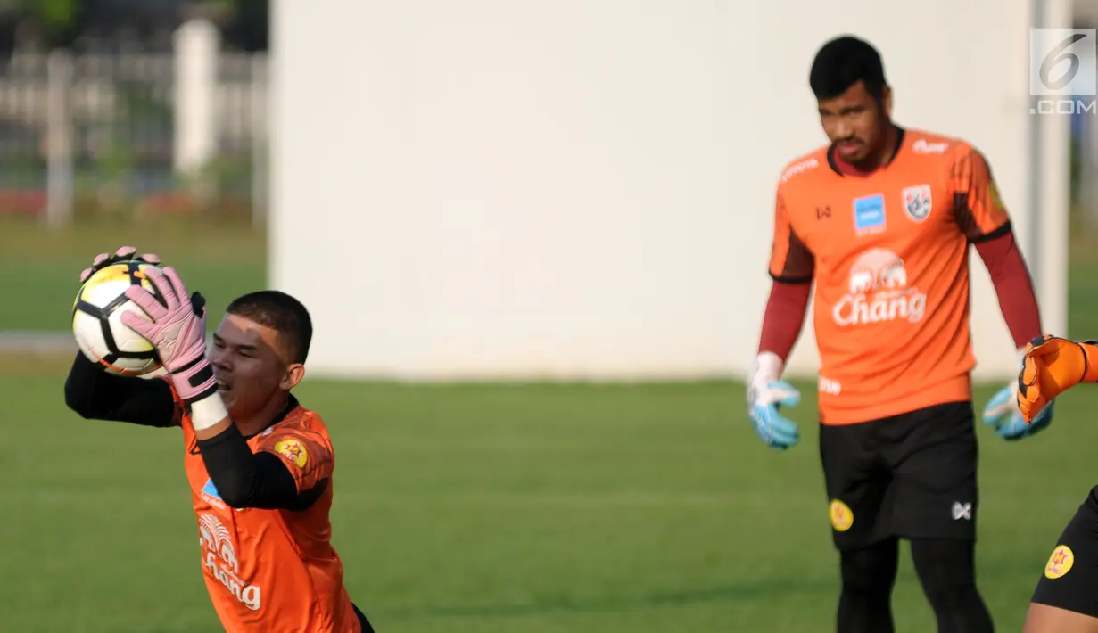 Penjaga gawang Timnas Thailand U-23 saat latihan di Lapangan B Kompleks GBK, Jakarta, Selasa (29/5). Timnas Thailand U-23 akan melakoni laga uji coba melawan Timnas Indonesia U-23 pada 31 Mei dan 3 Juni mendatang. (Liputan6.com/Helmi Fithriansyah)