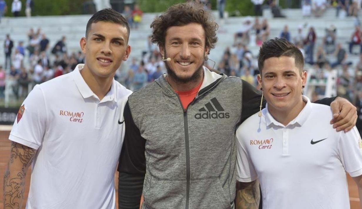 Leandro Paredes, dan Juan Manuel Iturbe berpose dengan petenis Juan Monaco (tengah). (www.asroma.it)