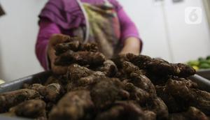 Pedagang menata jahe merah yang dijual di Pasar Rumput, Jakarta, Kamis (5/3/2020). Akibat merebaknya wabah virus corona, harga jahe merah melonjak di pasar itu dan dijual dengan harga Rp 95.000/kg. (Liputan6.com/Angga Yuniar)