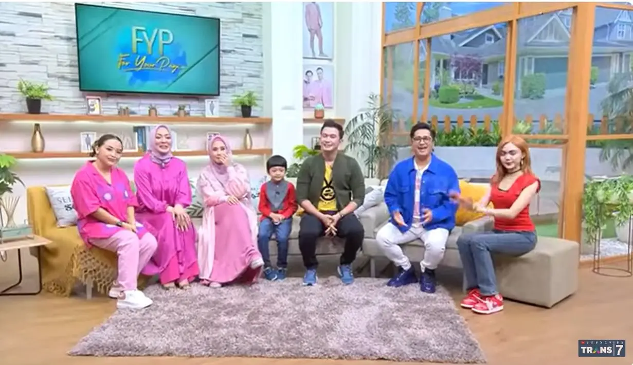Hal itu terungkap saat menjadi bintang tamu di FYP Trans 7. Bahkan, saat itu istri Mandala yang saat itu bekerja di stasiun Trans TV mengaku sempat ragu. [Youtube/TRANS7 OFFICIAL]