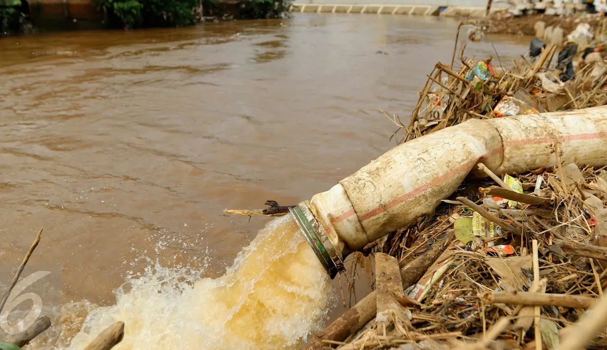 Air hasil penyedotan banjir di alirkan ke Kali Ciliwung, Kampung Pulo, Jakarta, Rabu (25/11/2015). Penyedotan tersebut untuk mempercepat penyurutan banjir di pemukiman Kampung Pulo. (Liputan6.com/Yoppy Renato)