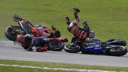 Pembalap KTM, Jack Miller dan pembalap Yamaha, Fabio Quartararo terjatuh setelah bersenggolan dalam ajang balap MotoGP Malaysia 2024 yang berlangsung di Sirkut Sepang, Malaysia, Selasa (05/11/2024). (AP Photo/Vincent Thian)