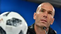 2. Zinedine Zidane - Pelatih yang saat ini mengarsiteki Real Madrid cukup piawai berakting dalam film nya sendiri yaitu A 21st Century Potrait. (AFP/Giuseppe Cacace)