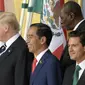 Joko Widodo diapit oleh Presiden AS Donald Trump dan Preside Meksiko Enrique Pena Nieto dalam sesi foto resmi KTT G20 (7/7/2017). (AP Photo/Jens Meyer)