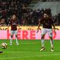 Striker AC Milan, Patrick Cutrone saat mencetak gol ke gawang Chievo. (MIGUEL MEDINA / AFP)