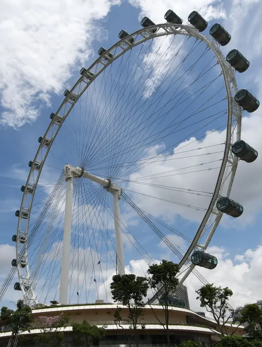 Sejumlah pekerja melakukan tugas pemeliharaan dan pembersihan di Singapore Flyer, Singapura, 1 September 2020. (Xinhua/Then Chih Wey)