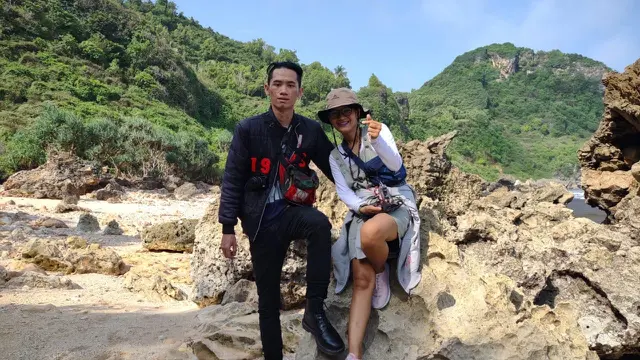 Pengunjung Pantai saat Berfoto Pantai Kalimirah Wonogiri
