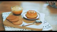 Resep Puding Biskuit Karamel untuk Teman Berbuka Puasa. (dok. screenshot vidio.com/kokiku.tv)