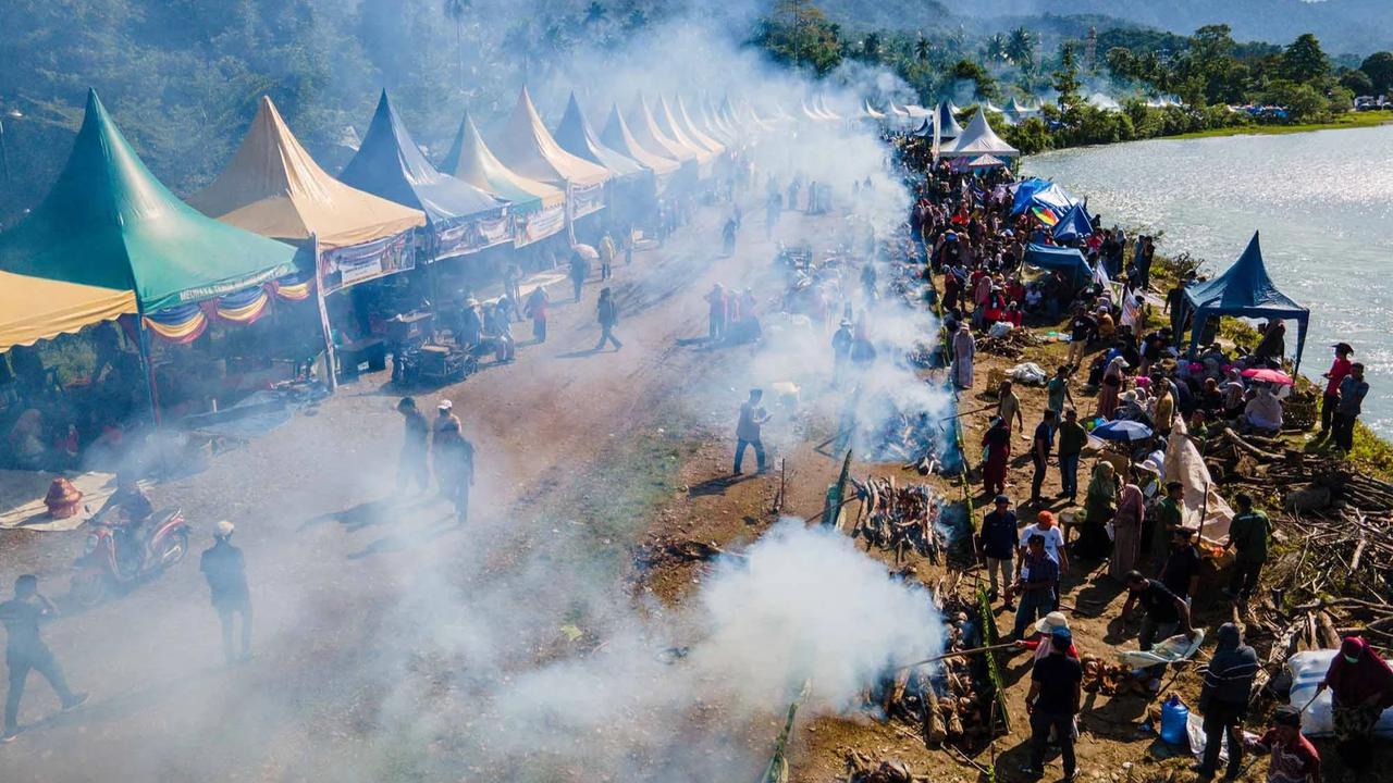 FOTO: Ribuan Warga Abdya Pecahkan Rekor Memasak Lemang Terbanyak