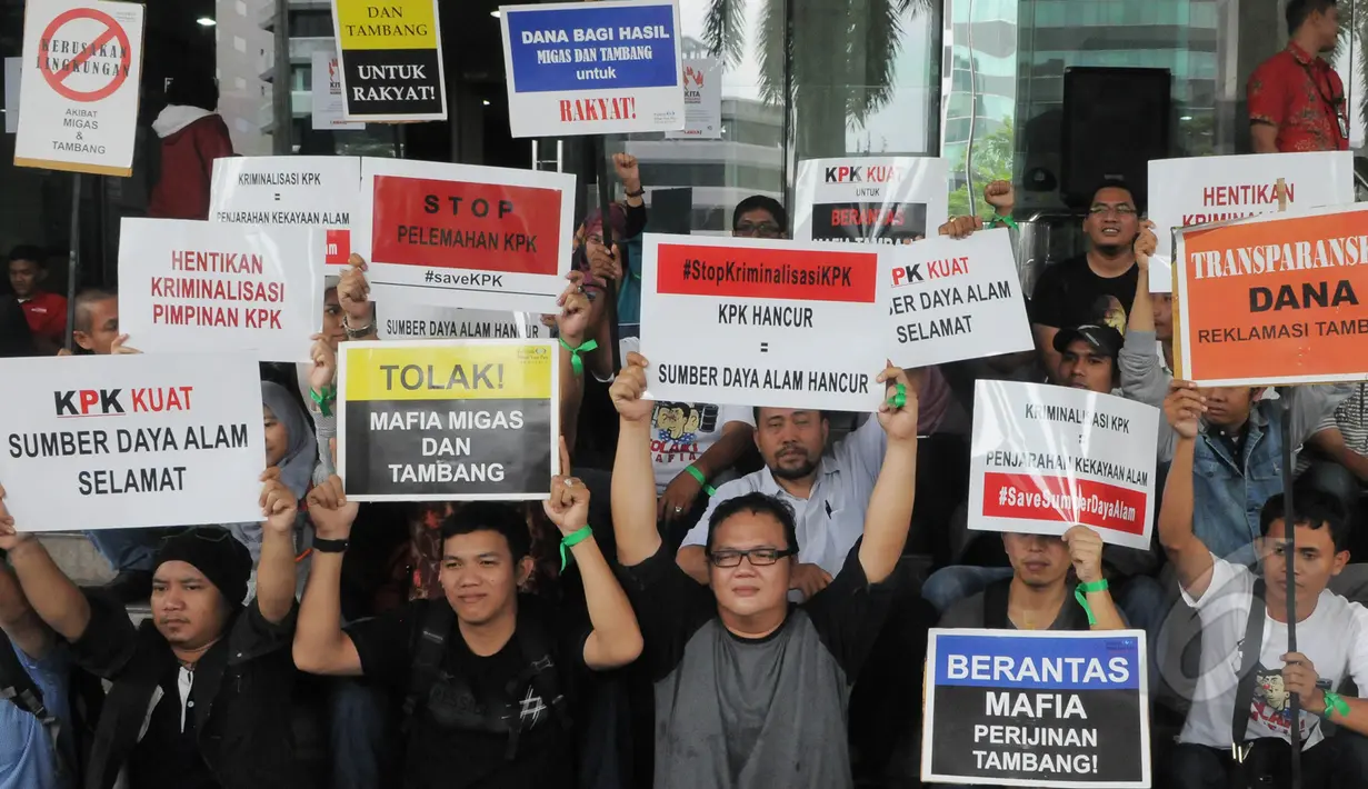 Aktivis Koalisi Anti Mafia Tambang menggelar aksi damai di halaman gedung KPK, Jakarta, Jumat, (13/3/2015). Mereka menolak kriminalisasi KPK yang selama ini konsisten memberantas korupsi khususnya disektor sumber daya alam. (Liputan6.com/Herman Zakharia)