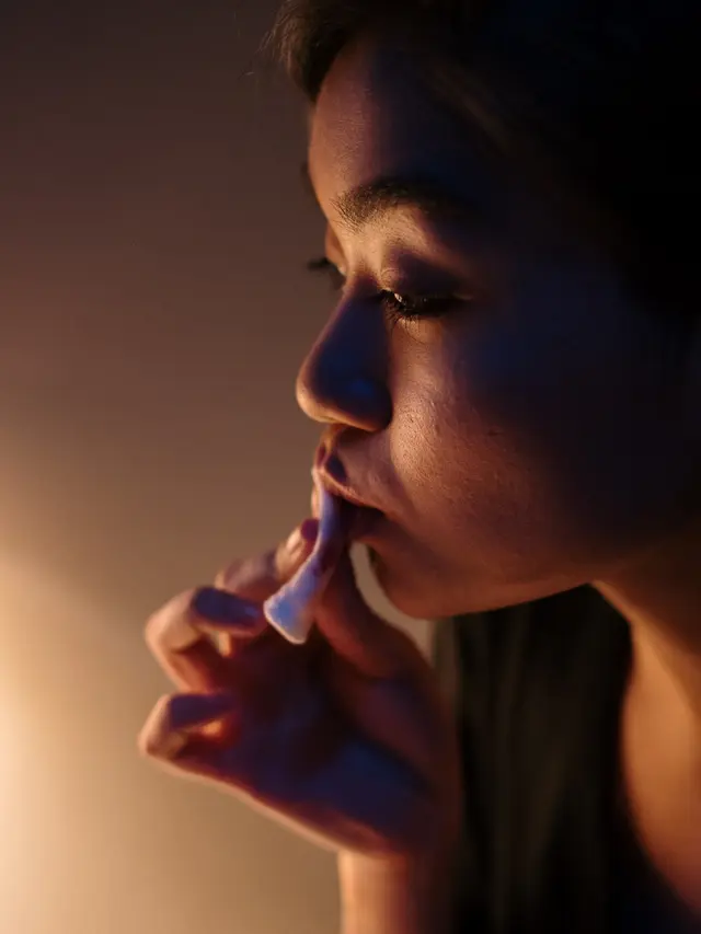 ilustrasi bahaya membersihkan lipstik dengan makeup remover/cottonbro/pexels