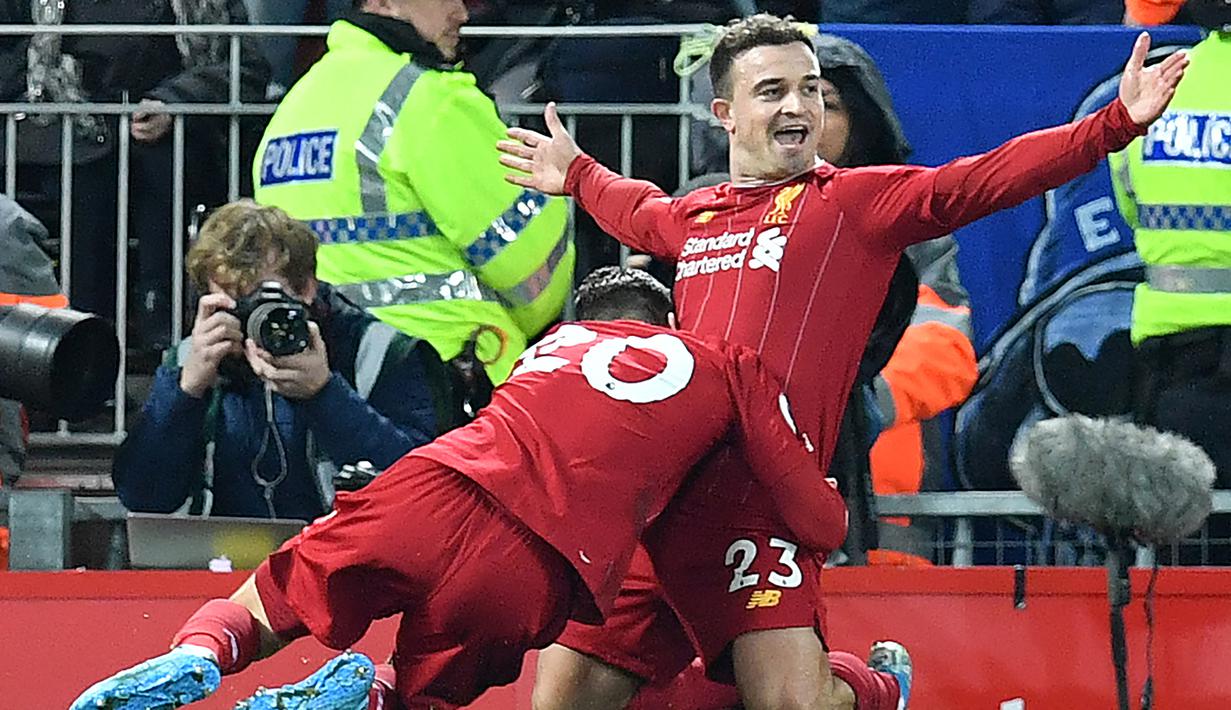 Selebrasi gelandang Liverpool, Xherdan Shaqiri (kanan) setelah menjebol gawang Everton pada laga Liga Inggris 2019/2020 di Anfield Stadium, Liverpool (4/12/2019). Xherdan Shaqiri didatangkan Liverpool pada awal musim 2018/2019 dari Stoke City yang terdegradasi di akhir musim 2017/2018. Bersama Liverpool ia bertahan selama 3 musim dengan total tampil dalam 63 laga di semua ajang dengan torehan 8 gol dan 9 assist. (AFP/Paul Ellis)
