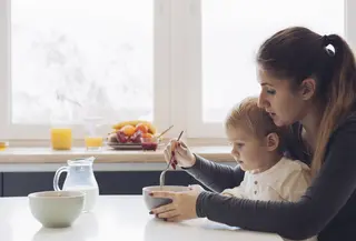 Mengenal Tren Bayi Karnivora: Pola Makan Viral yang Mengundang Pro dan Kontra di Kalangan Orangtua./Copyright&nbsp;freepik.com/author/freepik