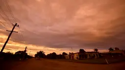 Suasana pemukiman di kota Ayr di utara Queensland sebelum terjadi Topan Debbie, Australia (27/3). Ribuan orang termasuk wisatawan dievakuasi pada tanggal 27 Maret 2017 menyusul datangnya Topan Debbie. (AFP/Peter Parks)