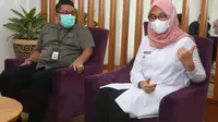 Kepala Balai Besar Teknik Kesehatan Lingkungan dan Pengendalian Penyakit (BBTKLPP) Surabaya  Rosidi Roslan (Kanan) mendengarkan Ppaparan Bupati Banyuwangi Ipuk Fiestiandani (Istimewa)