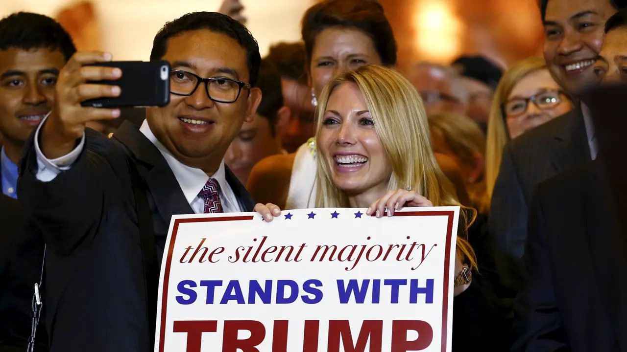 Wakil Ketua DPR Fadli Zon berfoto selfie dengan salah satu pendukung bakal calon presiden AS, Donald Trump. (Reuters)