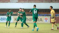 Para pemain Persebaya Surabaya menyambut merayakan gol ke gawang Barito Putera dalam lanjutan BRI Liga 1 2022/2023 di Stadion Maguwoharjo, Selasa (6/12/2022). (Bola.com/Aditya Wany)