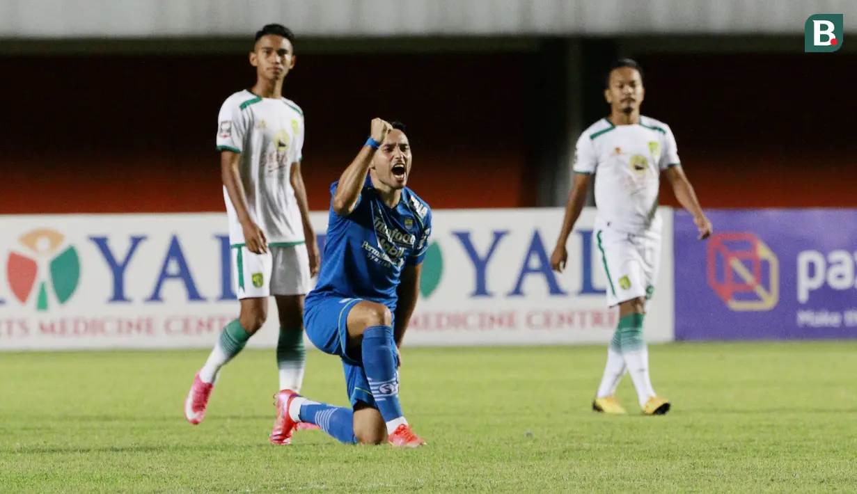 Ezra Walian - Sosok pemain naturalisasi ini harus tetap menjadi pemain yang patut diwaspadai Persija pada leg kedua nanti. Pandai menempatkan posisi dan naluri tajam mencetak golnya bisa menjadi momok lini pertahanan Macan Kemayoran. (Bola.com/M Iqbal Ichsan)