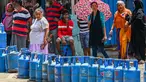 Warga mengantre untuk membeli gas LPG di sebuah depo penjualan di tengah krisis ekonomi yang melanda di Kota Kolombo, Sri Lanka, Senin (23/5/2022). Kolombo, Sri Lanka tengah menghadapi kekurangan gas yang meluas. (AFP/ISHARA S. KODIKA)