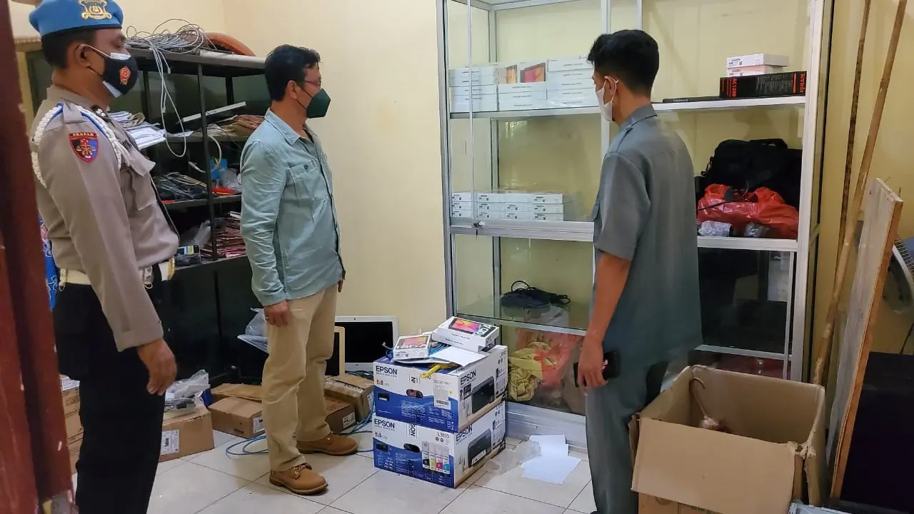 Maling bobol lab SMPN1 Semanding Tuban, 149 tablet raib. (Ahmad Adirin/Liputan6.com)