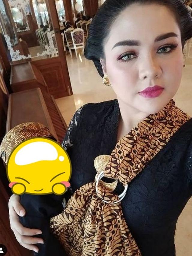 Tampil Sederhana, Ini 6 Potret Vicky Pakai Kain Jarik saat Momong Buah Hati