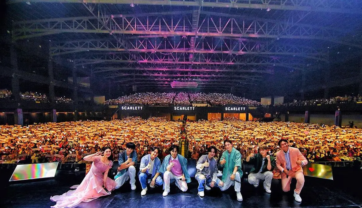 "Kalian super baik, super ramah & super lucu. Semua yang baik2 ada di kalian🥲❤️ Sampai bertemu lagi ya!" kata Felicya lagi. LIhatlah seisi venue yang begitu penuh dengan EXO-L (Foto: Instagram/ scarlett_whitening)
