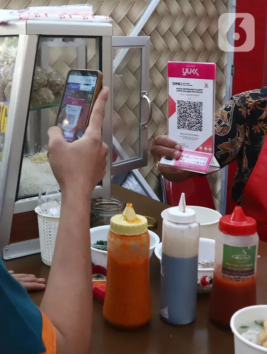 Pembeli melakukan transaksi belanja dengan QRIS di Jakarta, Jumat (28/7/2023). (Liputan6.com/Angga Yuniar)