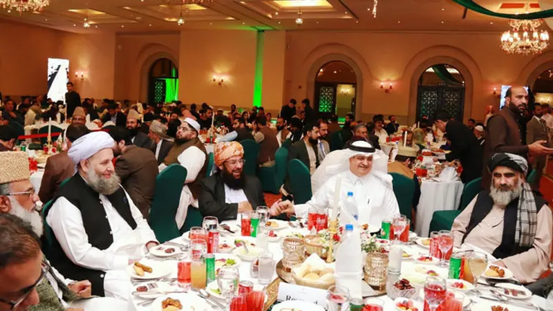Duta Besar Saudi untuk Pakistan Nawaf bin Said Al-Malki menyelenggarakan jamuan buka puasa Ramadhan di Islamabad. (Foto: SPA)