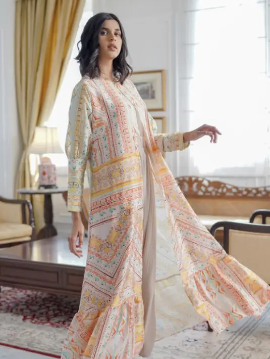 <p>Long outer juga bisa menjadi inspirasi baju lebaranmu, seperti milik Benang Jarum ini yang bisa juga djadikan dress, padukan dengan celana dan inner. Credit: Blibli</p>