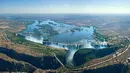 Indanya pemandangan air terjun Victoria Falls yang diabadikan kamera drone. air terjun ini berada diantara Zambia dan Zimbabwe. (Dailymail)