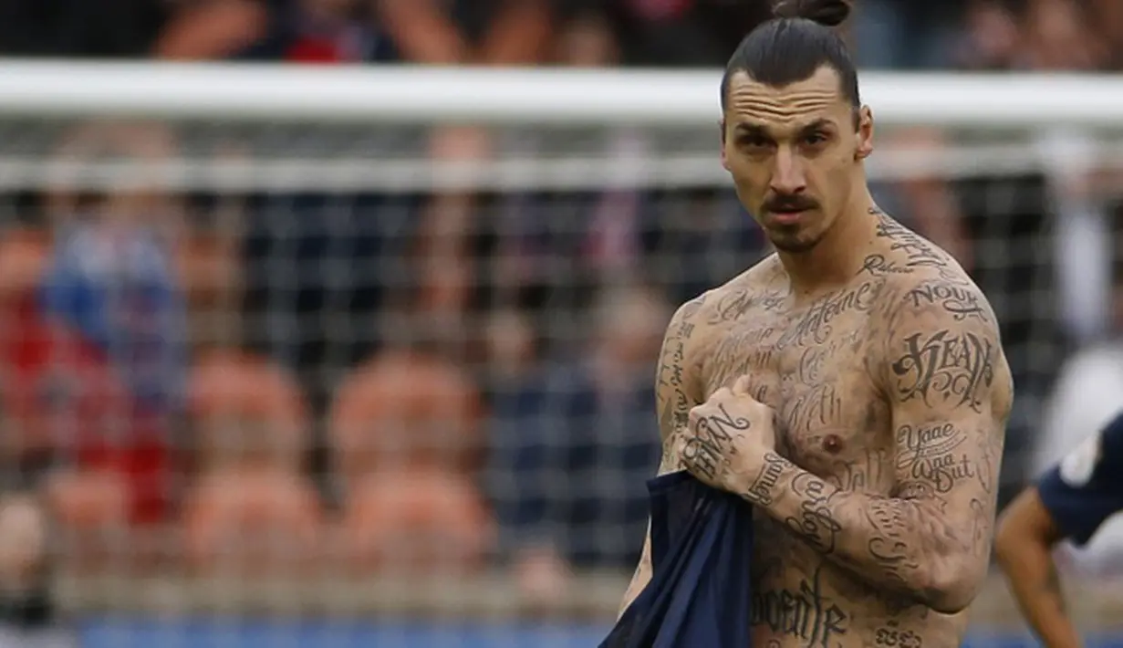 Aksi selebrasi dengan pamer tato itu merupakan sikap amal yang ingin ditunjukkan striker asal Swedia ini dalam mendukung Program Pangan Dunia, Sabtu (14/2/2015).(AFP Photo/Kenzo Tribouillard)