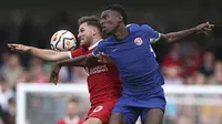 Penyerang Chelsea Nikolas Jackson berebut bola dengan gelandang Liverpool Alexis Mac Allister  pada pekan pembuka Liga Inggris 2023/2024 di Stamford Bridge, Senin (14/8/2023) dini hari WIB.  (AP Photo/Ian Walton)