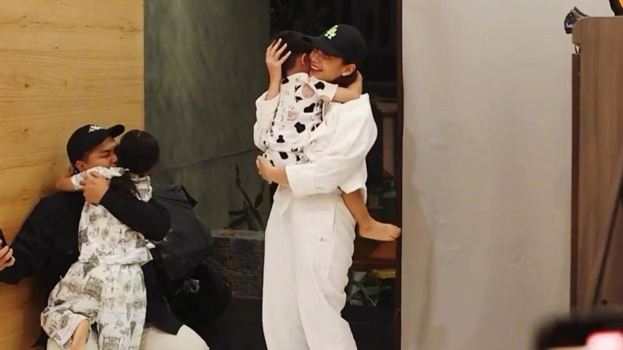 Momen Chelsea Olivia dan Glenn Alinskie Disambut Kedua Anaknya di Rumah Setelah Pulang dari Jepang