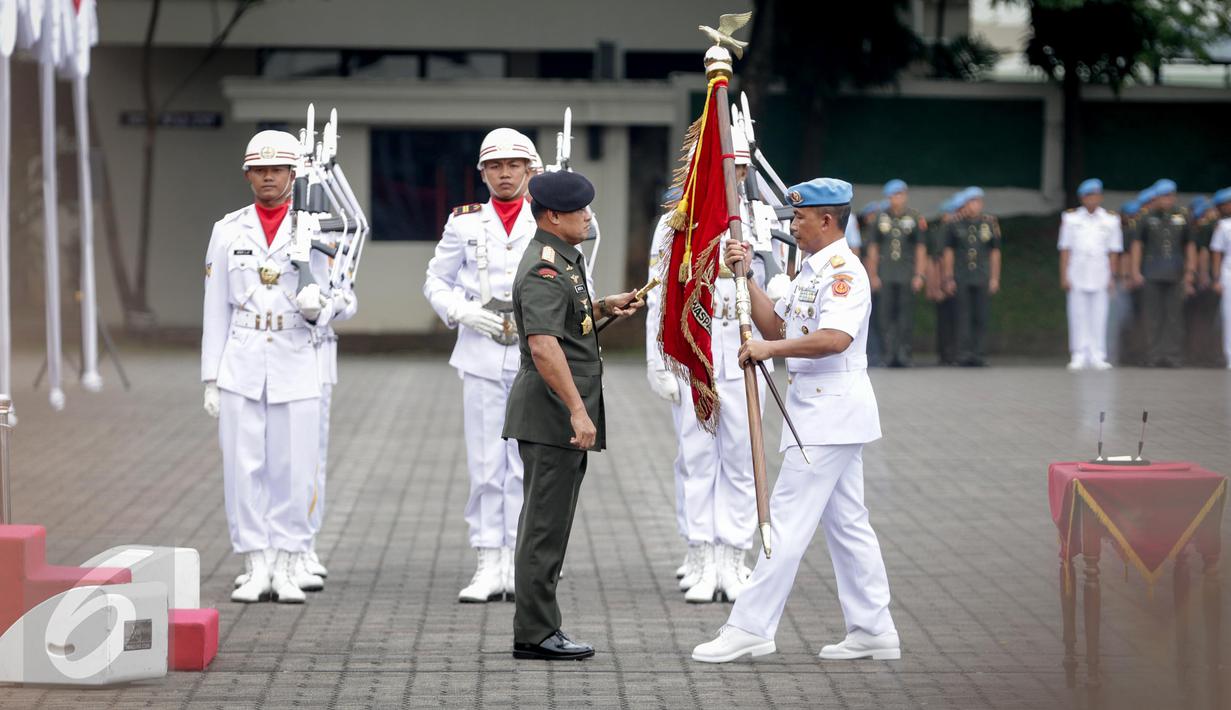 Panglima TNI Jenderal Gatot Nurmantyo bersiap menyerahkan pataka Paspampres Setia Waspada kepada Komandan Paspampres Brigjen (Mar) Suhartono saat prosesi sertijab Danpaspampres di Mako Paspampres, Jakarta Pusat, Selasa (14/3). (Liputan6.com/Faizal Fanani)