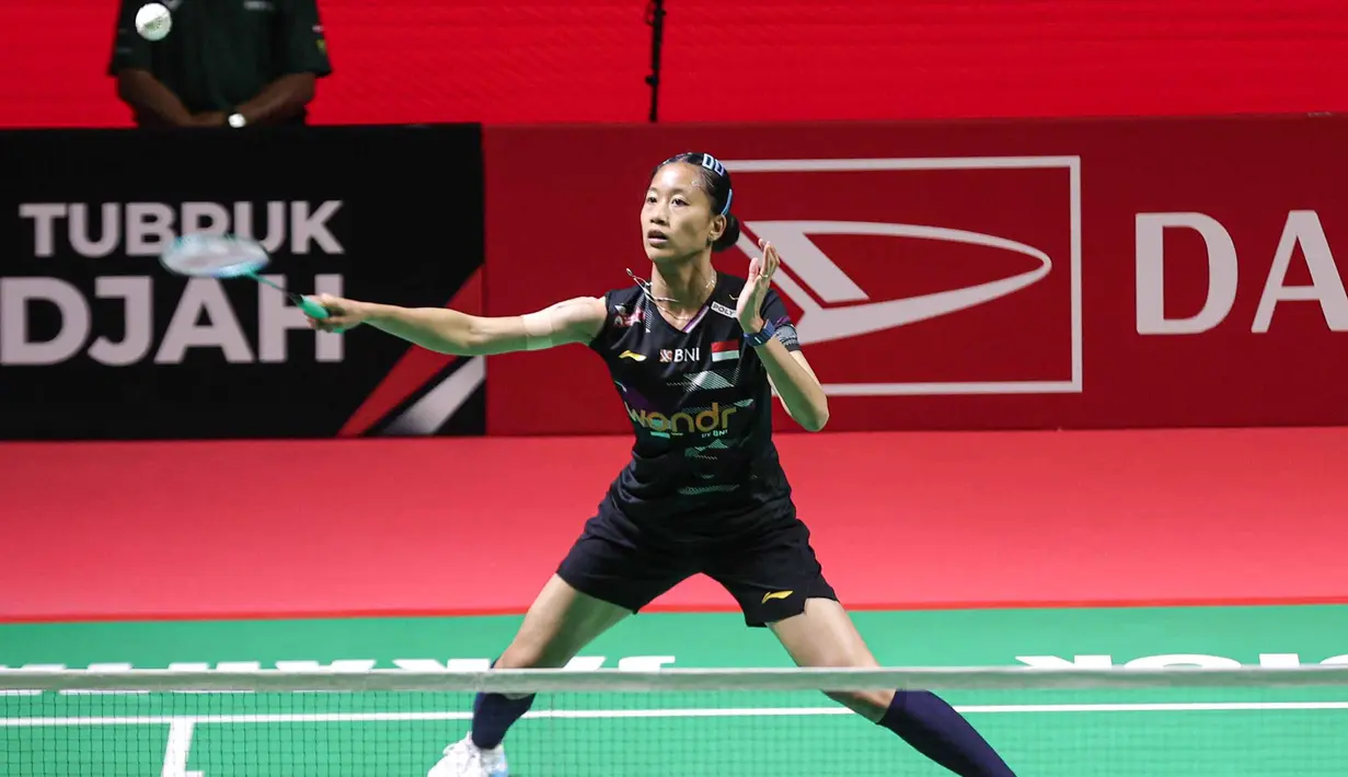 Tampil di kandang sendiri, Putri Kusuma Wardani melaju cepat dalam perolehan poin di awal set pertama. Tampak dalam foto, pebulu tangkis tunggal putri Indonesia, Putri Kusuma Wardani saat beraksi melawan wakil Taiwan, Sung Shuo Yun, pada babak 32 besar Indonesia Masters 2026 di Istora Gelora Bung Karno, Senayan, Jakarta, Rabu (21/1/2026) malam. (Bola.com/Abdul Aziz)