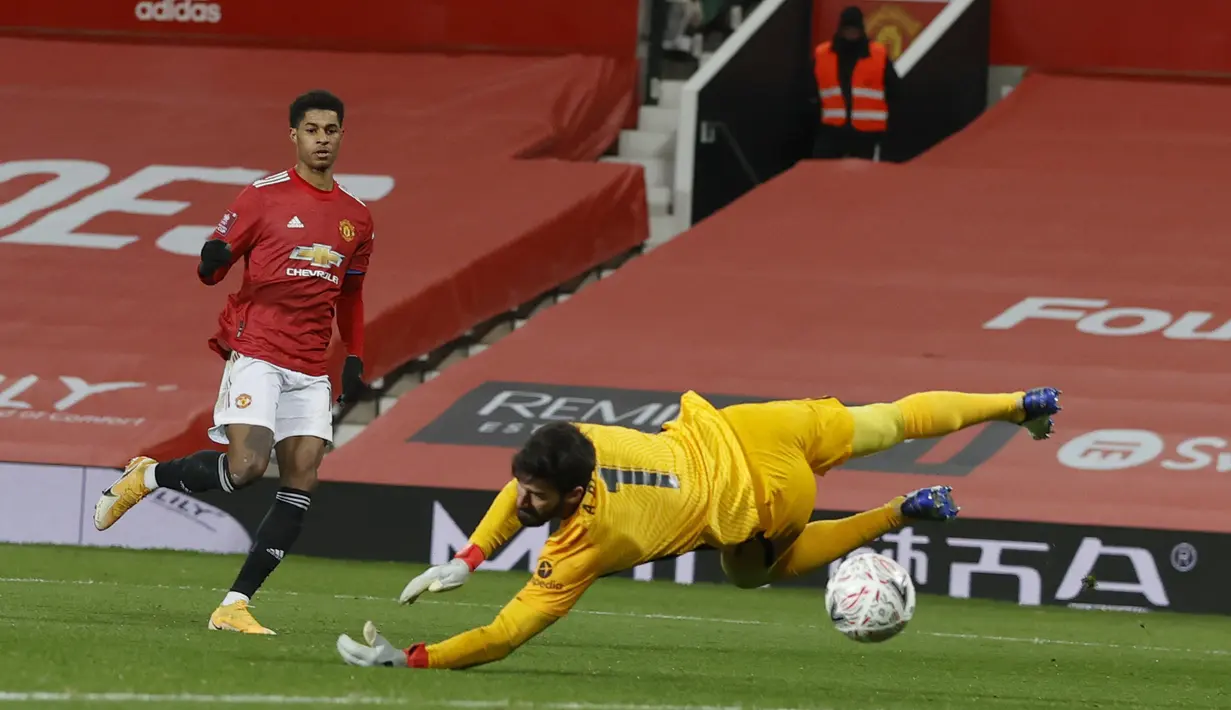Pemain Manchester United, Marcus Rashford (kiri) berhasil menjebol gawang Liverpool pada laga babak keempat FA Cup 2020-21 di Old Trafford, Senin (25/01/2021). (Foto: AP/Pool/Phil Noble)