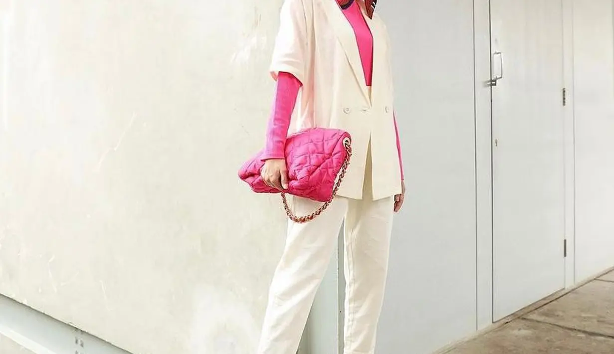 Inspirasi outfit semi formal, padukan inner warna fuschia dengan one set suit warna netral. Hijab bermotif warna senada menjadi statement pada penampilanmu (Instagram/viratandia).