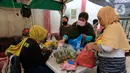 Warga membeli buah-buahan di lapak sayur dan buah hasil sortiran penjual sayur online di  Jakarta, Kamis (12/11/2020). Pasalnya, masyarakat kini lebih percaya mengkonsumsi produk lokal ketimbang impor. (Liputan6.com/Angga Yuniar)